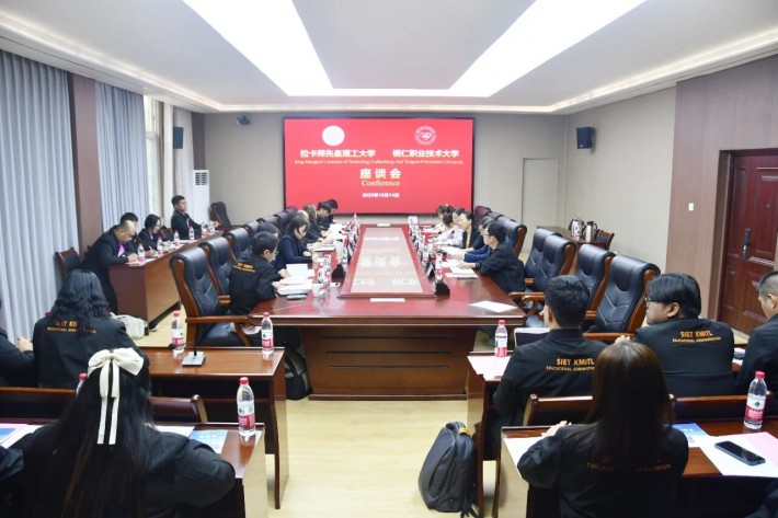 10.14泰国先皇理工大学师生来我校交流座谈.jpg