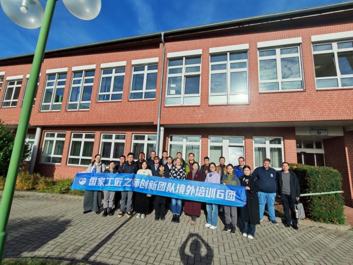 参观宁堡职业学校.png